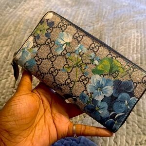 Wallet matching the bag.